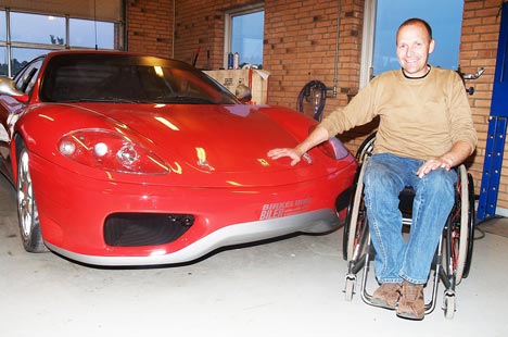 Max Birkelund fremviser stolt sin nye racer: Ferrari 360 F1.